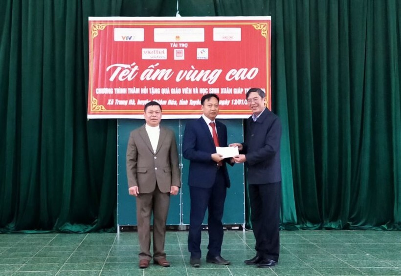 Cục Nhà giáo thăm, tặng quà giáo viên và học sinh khó khăn tỉnh Tuyên Quang Cục Nhà giáo thăm, tặng quà giáo viên và học sinh khó khăn tỉnh Tuyên Quang