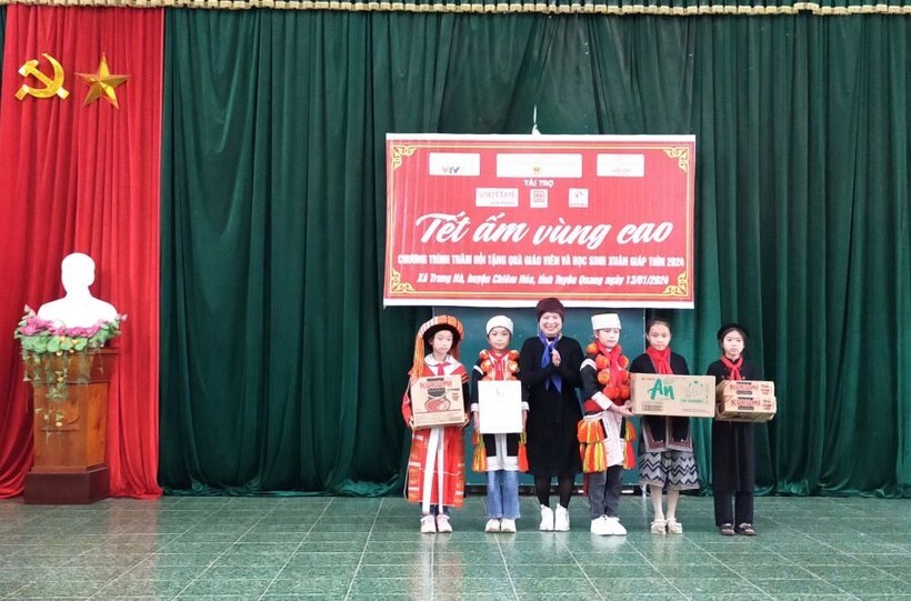 Cục Nhà giáo thăm, tặng quà giáo viên và học sinh khó khăn tỉnh Tuyên Quang Cục Nhà giáo thăm, tặng quà giáo viên và học sinh khó khăn tỉnh Tuyên Quang