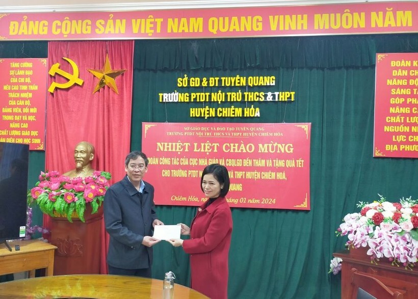 Mang 'Xuân ấm áp' đến với giáo viên và học sinh khó khăn tỉnh Tuyên Quang