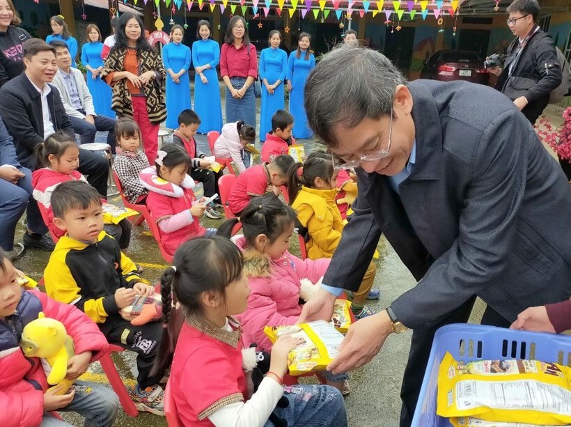 Mang 'Xuân ấm áp' đến với giáo viên và học sinh khó khăn tỉnh Tuyên Quang