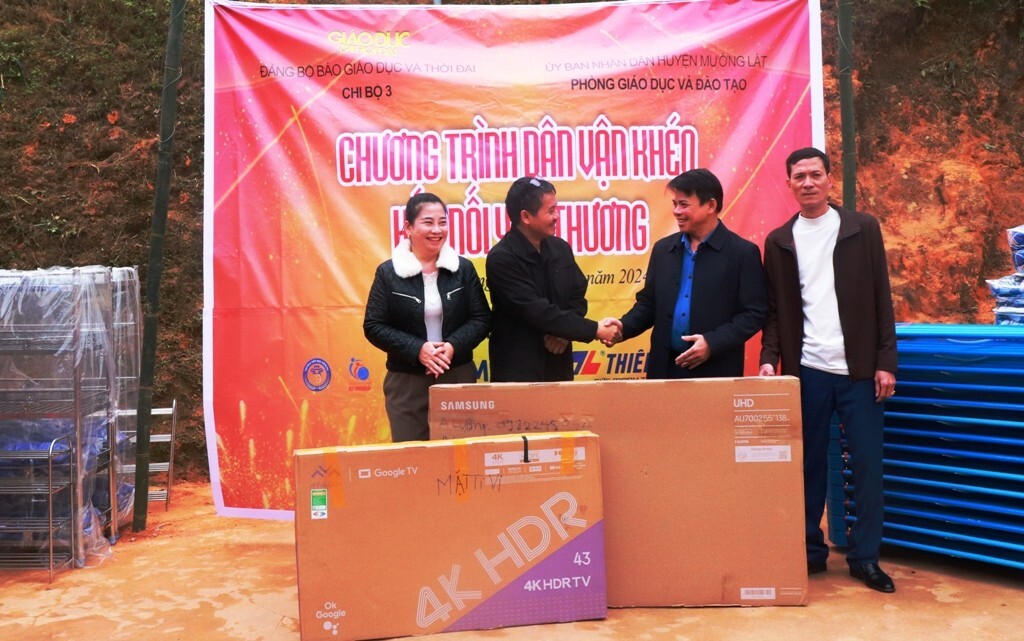 Vượt đỉnh Sài Khao trao quà cho trẻ mầm non và học sinh nghèo Vượt đỉnh Sài Khao trao quà cho trẻ mầm non và học sinh nghèo