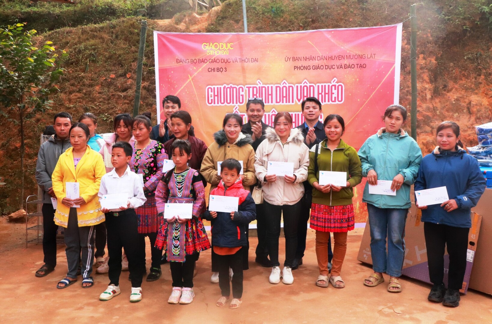 Vượt đỉnh Sài Khao trao quà cho trẻ mầm non và học sinh nghèo Vượt đỉnh Sài Khao trao quà cho trẻ mầm non và học sinh nghèo